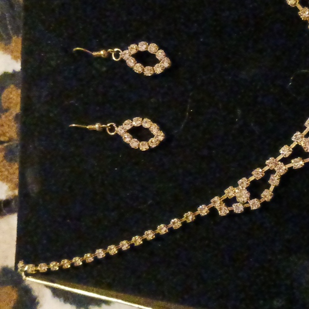 Genuine Crystal Necklace and Earrings Set. NIB - Picture 5 of 17